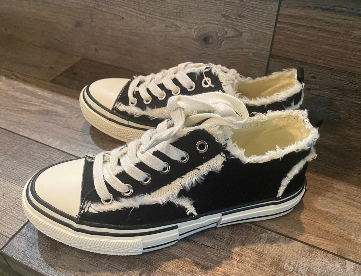 CLEARANCE Very G Black Dako Sneakers