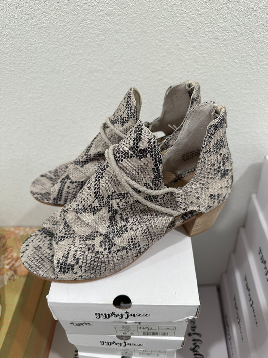 Very G Sillian Cream Booties - CLOSEOUT